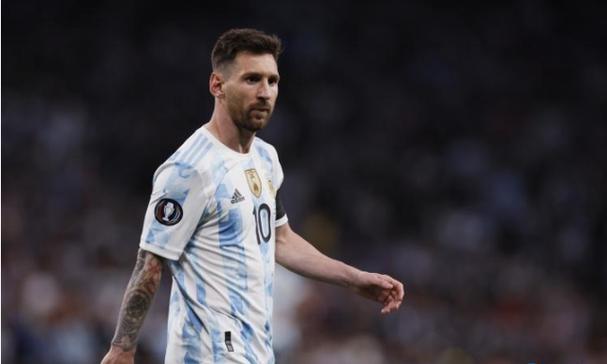 董璇女儿机场撒欢，小酒窝聊不停，学校还是“人气王”！